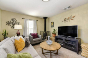 Artsy 2BR Home 5 Min From UCD Med Ctr & Sac State